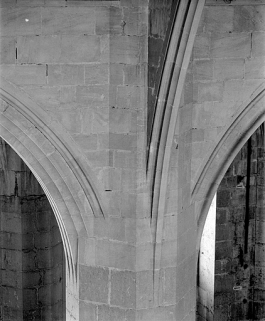 Retombée de l'ogive-diaphragme du vaisseau central sur la pile VIIN. © Région Bourgogne-Franche-Comté, Inventaire du patrimoine