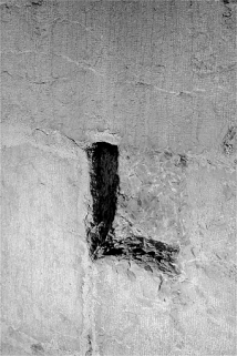 Trou de boulin dans la sixième travée nord de la coursière du vaisseau central. © Région Bourgogne-Franche-Comté, Inventaire du patrimoine