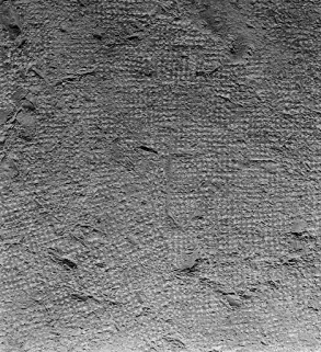 Traces de boucharde et signe lapidaire sur le parement nord de la chapelle du clocher. © Région Bourgogne-Franche-Comté, Inventaire du patrimoine