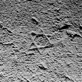 Traces de boucharde et signe lapidaire sur le revers de la façade au nord. © Région Bourgogne-Franche-Comté, Inventaire du patrimoine