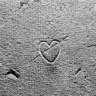 Traces de boucharde et signe lapidaire sur la pile IVS. © Région Bourgogne-Franche-Comté, Inventaire du patrimoine