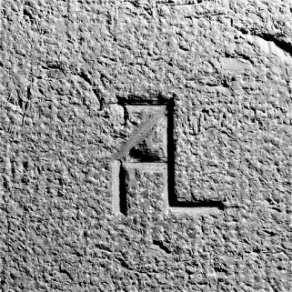 Traces de boucharde et signe lapidaire dans la septième travée de la coursière du collatéral sud. © Région Bourgogne-Franche-Comté, Inventaire du patrimoine