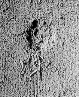 Bosse, traces de boucharde et signe lapidaire sur le revers de la façade au sud. © Région Bourgogne-Franche-Comté, Inventaire du patrimoine