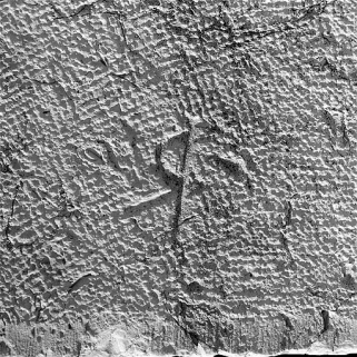 Traces de boucharde et signe lapidaire sur la façade occidentale. © Région Bourgogne-Franche-Comté, Inventaire du patrimoine