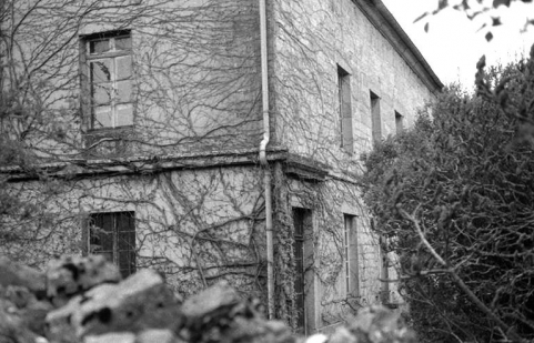 Façade antérieure et face latérale gauche. © Région Bourgogne-Franche-Comté, Inventaire du patrimoine Façade antérieure et face latérale gauche. © Région Bourgogne-Franche-Comté, Inventaire du patrimoine