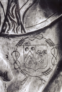 Détail : les armes, au revers, sur l'épaule droite de la Vierge. © Région Bourgogne-Franche-Comté, Inventaire du patrimoine Détail : les armes, au revers, sur l'épaule droite de la Vierge. © Région Bourgogne-Franche-Comté, Inventaire du patrimoine