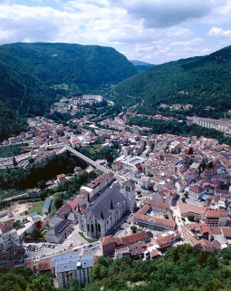 Vue générale de l'église depuis le belvédère de l'Ermitage. © Région Bourgogne-Franche-Comté, Inventaire du patrimoine