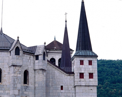 Détail des échauguettes du chevet, côté nord. © Région Bourgogne-Franche-Comté, Inventaire du patrimoine