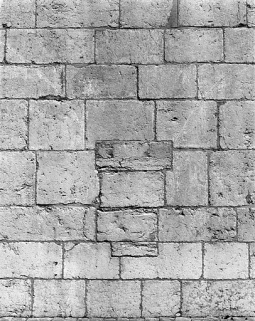 Vestiges du cloître sur le flanc sud : détail des retombées des arcades de la galerie. © Région Bourgogne-Franche-Comté, Inventaire du patrimoine