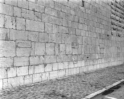 Vestiges du cloître sur le flanc sud : détail des arcades de la galerie. © Région Bourgogne-Franche-Comté, Inventaire du patrimoine