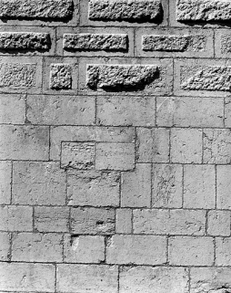 Vestiges du cloître sur le flanc sud : détail des retombées des arcades de la galerie. © Région Bourgogne-Franche-Comté, Inventaire du patrimoine