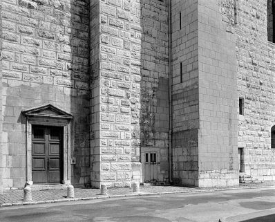 Détail de la porte latérale sud. © Région Bourgogne-Franche-Comté, Inventaire du patrimoine