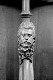 Appui-main entre la quatorzième et la quinzième stalle basse, vue de face. © Région Bourgogne-Franche-Comté, Inventaire du patrimoine