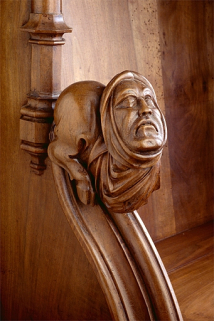 Appui-main entre la huitième et la neuvième stalle basse, vue de trois quarts. © Région Bourgogne-Franche-Comté, Inventaire du patrimoine