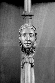 Appui-main entre la dixième et la onzième stalle basse, vue de face. © Région Bourgogne-Franche-Comté, Inventaire du patrimoine