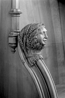 Appui-main entre la dixième et la onzième stalle basse, vue de trois quarts. © Région Bourgogne-Franche-Comté, Inventaire du patrimoine