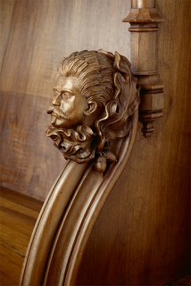 Appui-main entre la quatorzième et la quinzième stalle basse, vue de trois quarts. © Région Bourgogne-Franche-Comté, Inventaire du patrimoine