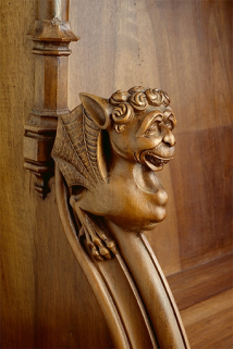 Appui-main entre la douzième et la treizième stalle basse, vue de trois quarts. © Région Bourgogne-Franche-Comté, Inventaire du patrimoine