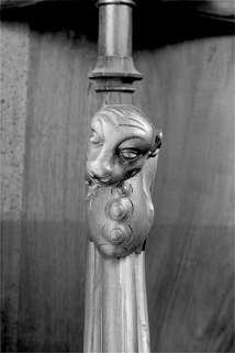 Appui-main entre la onzième et la douzième stalle basse, vue de face. © Région Bourgogne-Franche-Comté, Inventaire du patrimoine