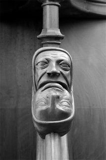 Appui-main entre la sixième et la septième stalle basse, vue de face. © Région Bourgogne-Franche-Comté, Inventaire du patrimoine