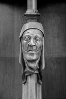 Appui-main entre la deuxième et la troisième stalle basse, vue de face. © Région Bourgogne-Franche-Comté, Inventaire du patrimoine