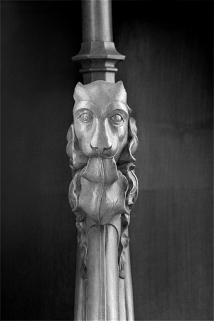 Appui-main entre la troisième et la quatrième stalle basse, vue de face. © Région Bourgogne-Franche-Comté, Inventaire du patrimoine