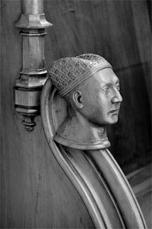 Appui-main entre la quatrième et la cinquième stalle basse, vue de trois quarts. © Région Bourgogne-Franche-Comté, Inventaire du patrimoine