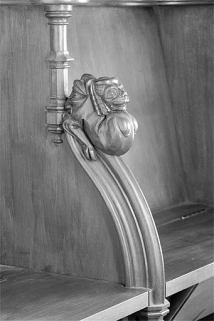 Appui-main entre la treizième et la quatorzième stalle basse, vue de trois quarts. © Région Bourgogne-Franche-Comté, Inventaire du patrimoine