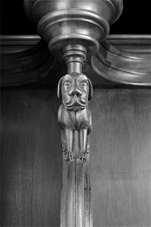Appui-main entre la troisième et la quatrième stalle basse, vue de face. © Région Bourgogne-Franche-Comté, Inventaire du patrimoine