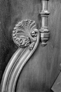 Appui-main à gauche de la seizième stalle basse. © Région Bourgogne-Franche-Comté, Inventaire du patrimoine