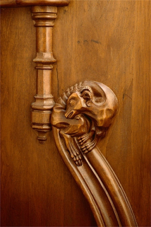 Appui-main à droite de la huitième stalle basse. © Région Bourgogne-Franche-Comté, Inventaire du patrimoine