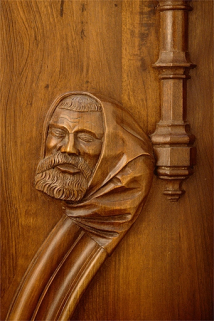 Appui-main à gauche de la huitième stalle basse. © Région Bourgogne-Franche-Comté, Inventaire du patrimoine