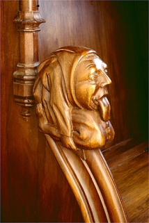 Appui-main entre la sixième et la septième stalle basse, vue de trois quarts. © Région Bourgogne-Franche-Comté, Inventaire du patrimoine