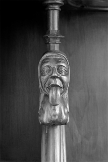 Appui-main entre la sixième et la septième stalle basse, vue de face. © Région Bourgogne-Franche-Comté, Inventaire du patrimoine