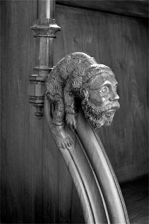 Appui-main entre la septième et la huitième stalle basse, vue de trois quarts gauche. © Région Bourgogne-Franche-Comté, Inventaire du patrimoine