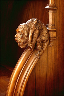 Appui-main entre la septième et la huitième stalle basse, vue de trois quarts droit. © Région Bourgogne-Franche-Comté, Inventaire du patrimoine