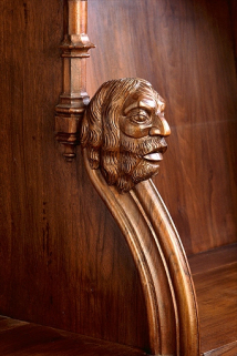 Appui-main entre la treizième et la quatorzième stalle basse, vue de trois quarts gauche. © Région Bourgogne-Franche-Comté, Inventaire du patrimoine