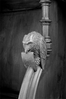 Appui-main entre la cinquième et la sixième stalle basse, vue de trois quarts droit. © Région Bourgogne-Franche-Comté, Inventaire du patrimoine