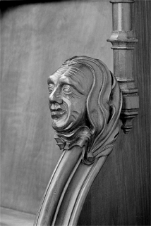 Appui-main entre la deuxième et la troisième stalle basse, vue de trois quarts droit. © Région Bourgogne-Franche-Comté, Inventaire du patrimoine