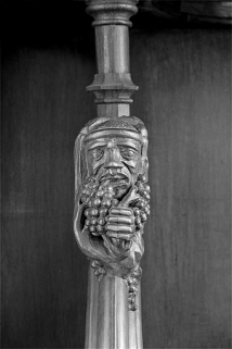 Appui-main entre la onzième et la douzième stalle basse, vue de face. © Région Bourgogne-Franche-Comté, Inventaire du patrimoine