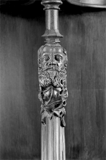 Appui-main entre la quinzième et la seizième stalle basse, vue de face. © Région Bourgogne-Franche-Comté, Inventaire du patrimoine