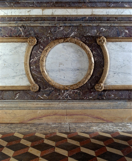 Le médaillon du devant d'autel et une partie de la plate-forme de l'autel du saint Esprit. © Région Bourgogne-Franche-Comté, Inventaire du patrimoine