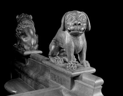 Statuette de la deuxième jouée basse : chien. © Région Bourgogne-Franche-Comté, Inventaire du patrimoine