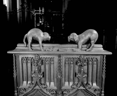 Statuettes de la quatrième jouée basse : chien et chat affrontés. © Région Bourgogne-Franche-Comté, Inventaire du patrimoine