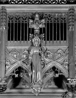 Vue de la dix-huitième statuette du dais : sainte Catherine. © Région Bourgogne-Franche-Comté, Inventaire du patrimoine