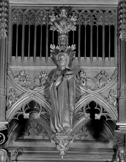 Vue de la cinquième statuette du dais : sainte Marguerite ou sainte Marthe. © Région Bourgogne-Franche-Comté, Inventaire du patrimoine