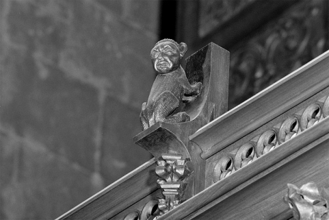 Vue de la quatorzième statuette : chien à tête humaine. © Région Bourgogne-Franche-Comté, Inventaire du patrimoine