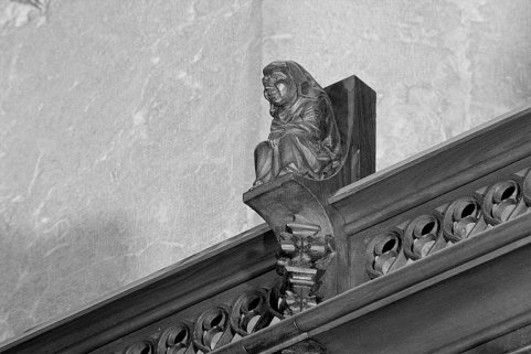 Vue de la onzième statuette : personnage assis. © Région Bourgogne-Franche-Comté, Inventaire du patrimoine