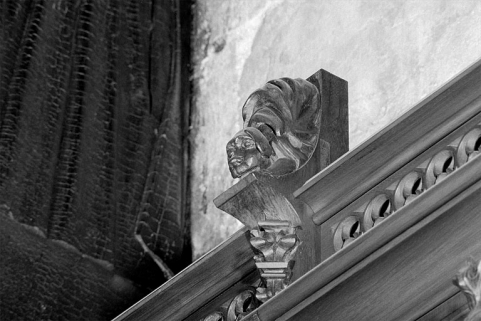 Vue de la vingt-deuxième statuette : chien vêtu d'une robe. © Région Bourgogne-Franche-Comté, Inventaire du patrimoine