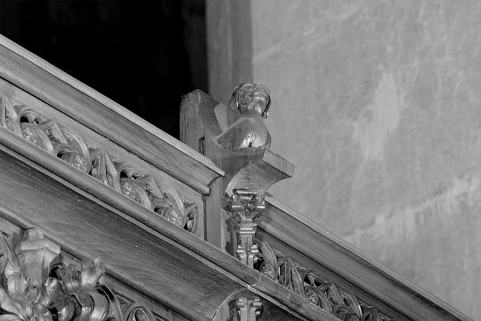 Vue de la septième statuette : avant-train de chien. © Région Bourgogne-Franche-Comté, Inventaire du patrimoine